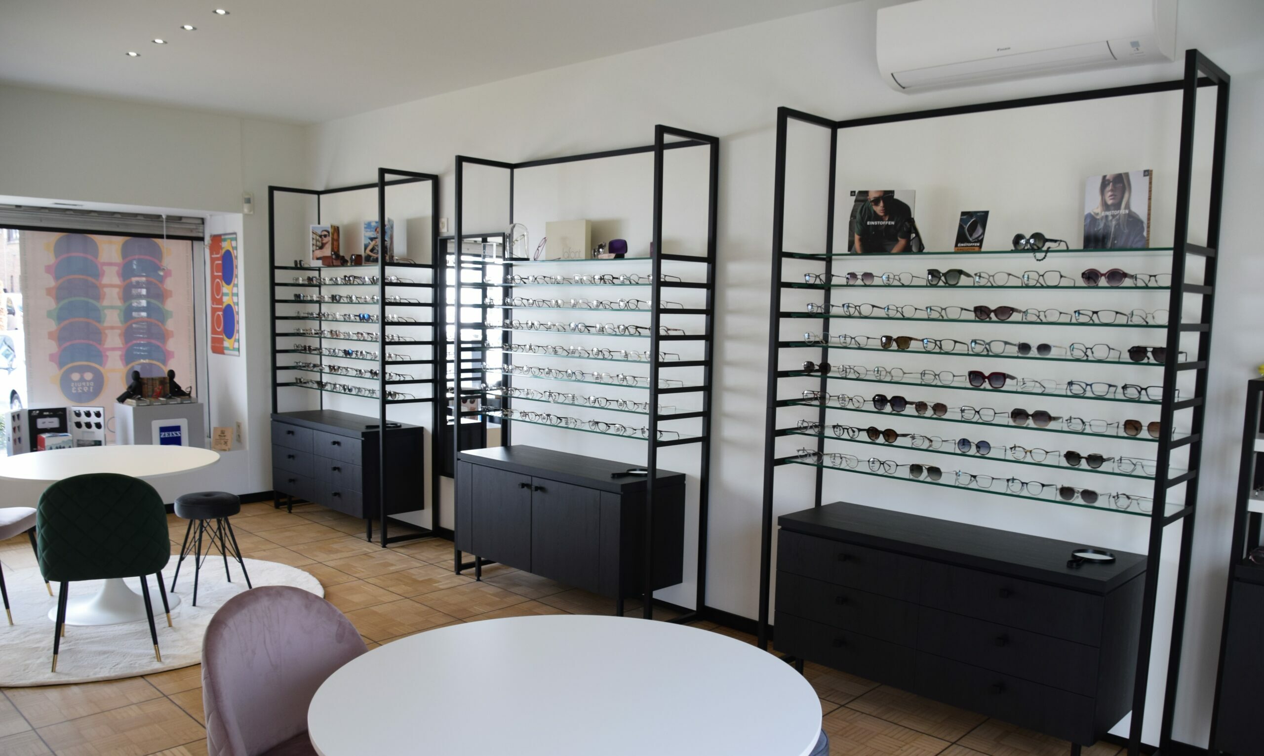 De winkel van Optiek Tim in Overijse met monturencollectie en pastafels